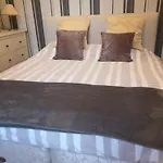Spacious Double Bedroom In Kensington