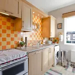 Spacious Double Bedroom In Kensington