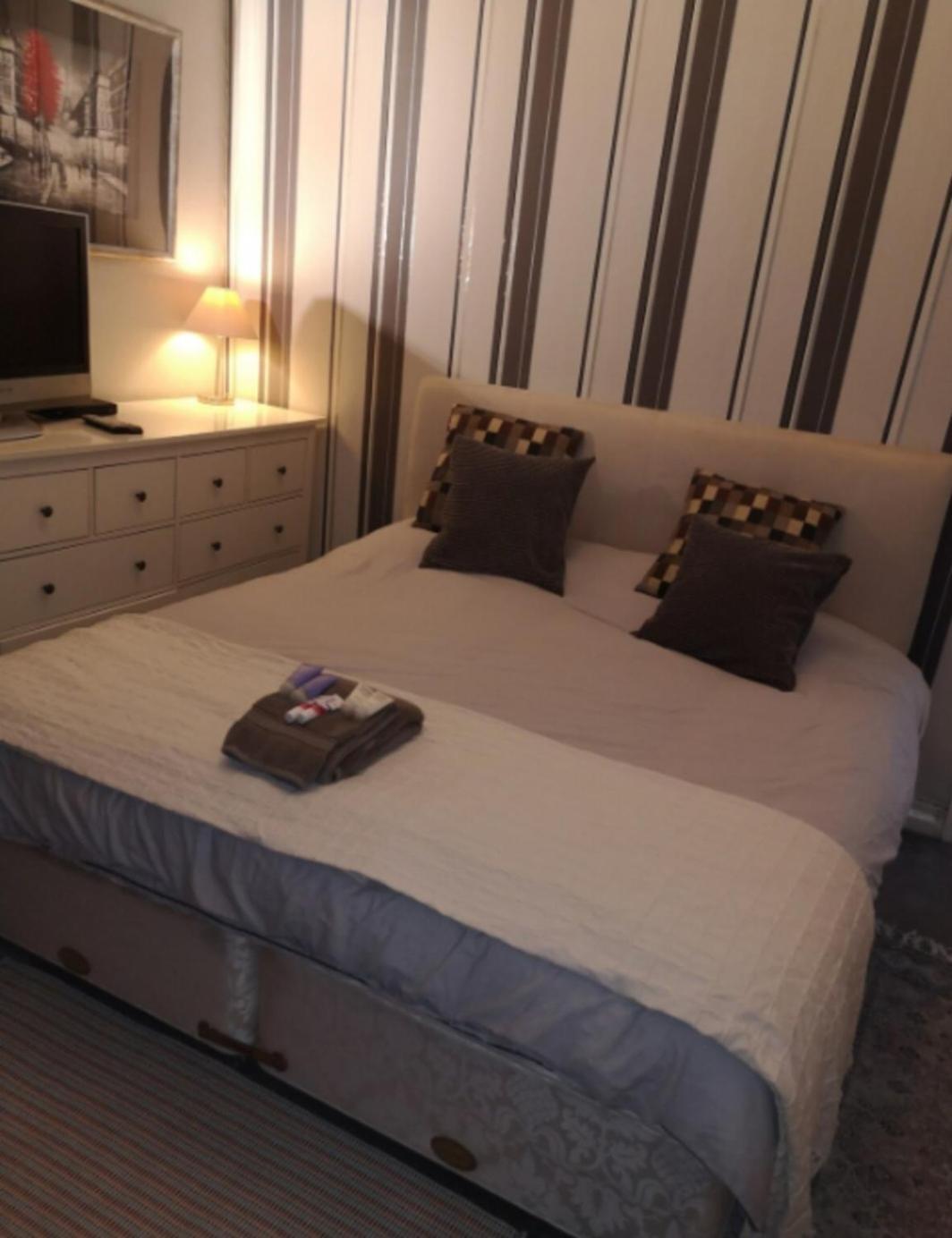 Spacious Double Bedroom In Kensington * Londra