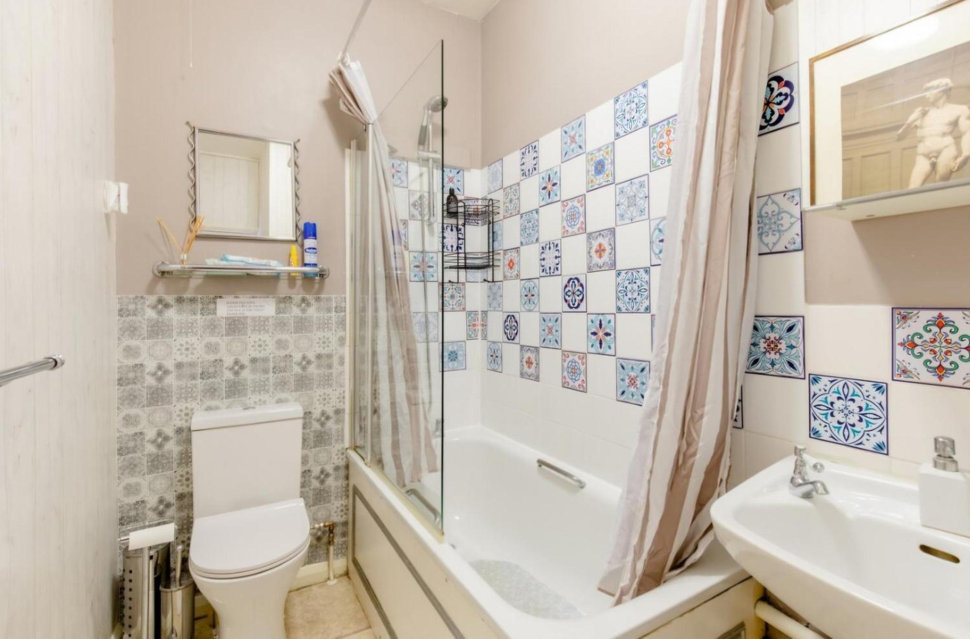 Spacious Double Bedroom In Kensington Alloggio in famiglia
