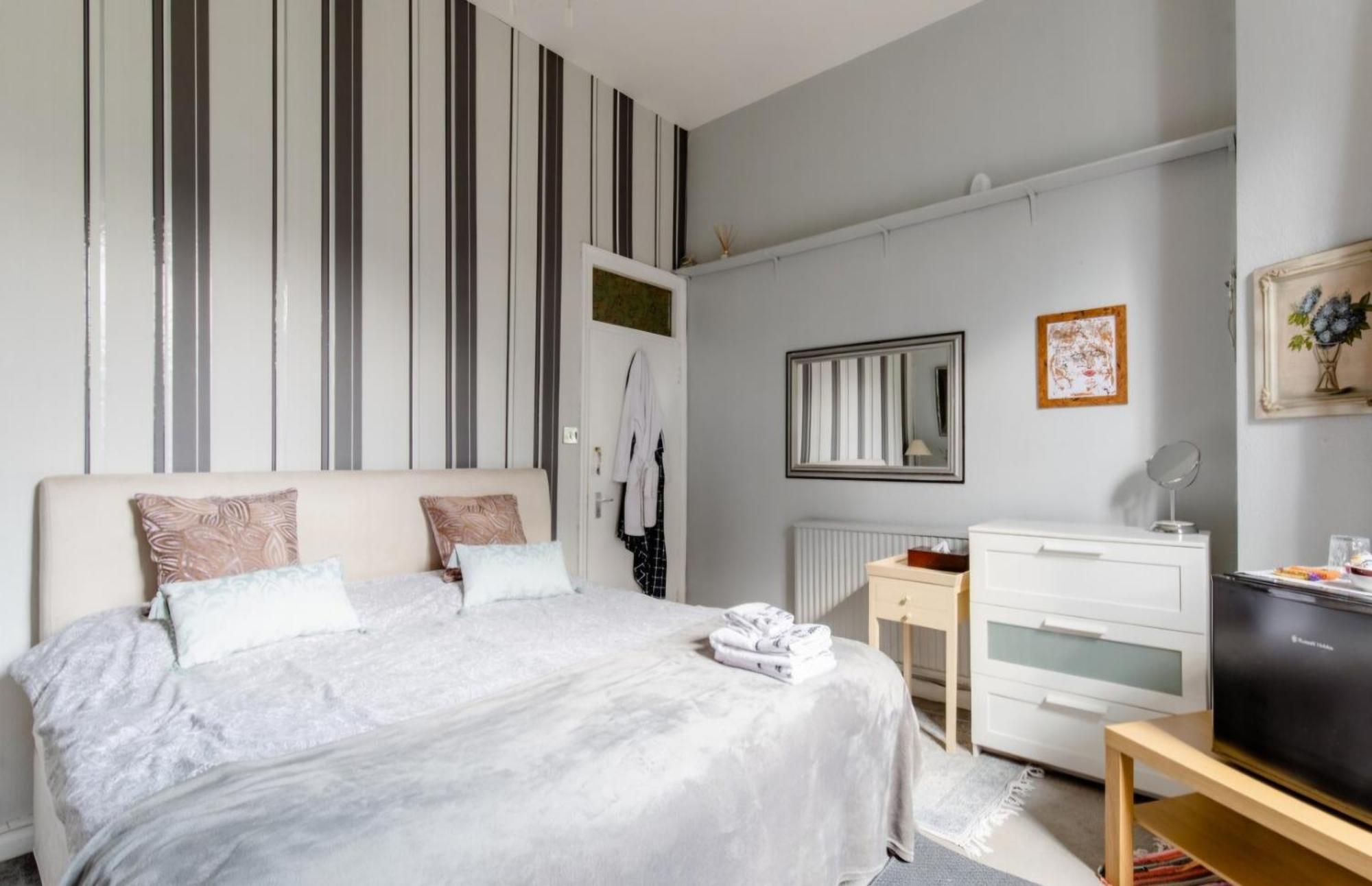 Spacious Double Bedroom In Kensington Alloggio in famiglia *
