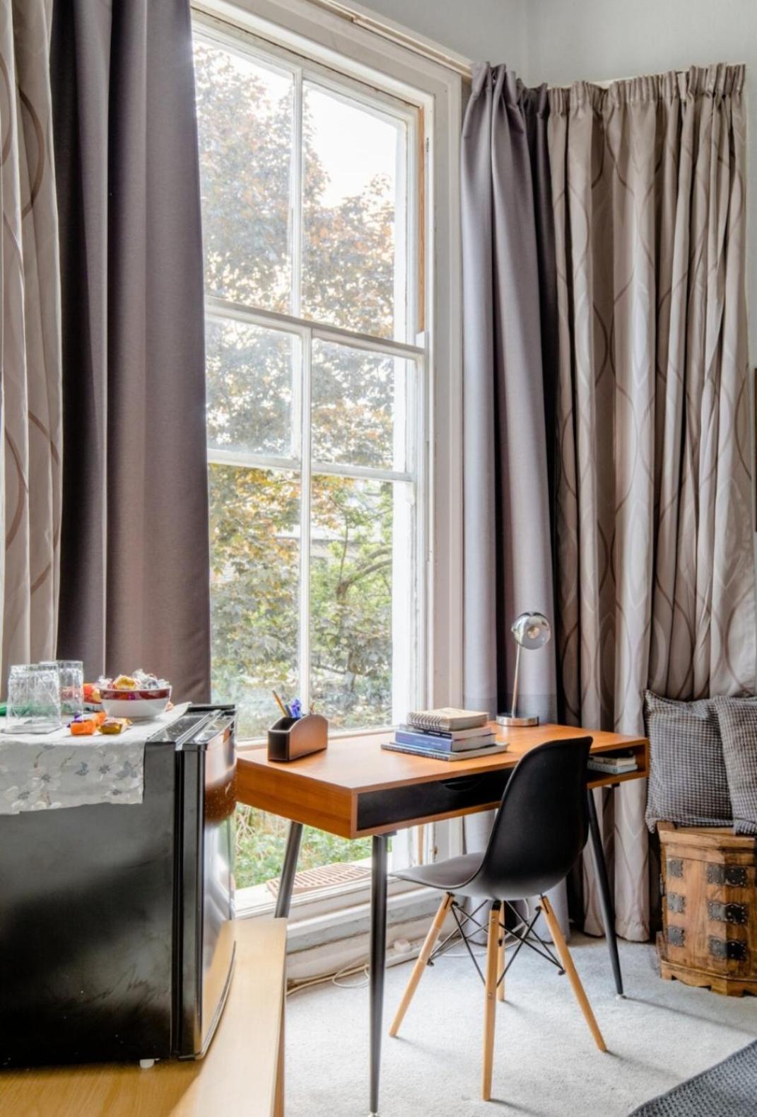 Spacious Double Bedroom In Kensington *
